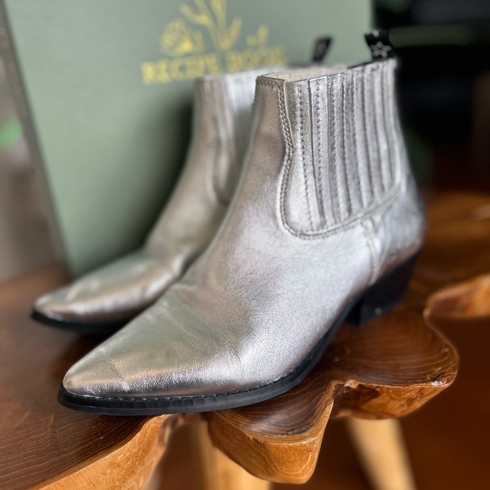 Steve Madden metallic silver Chelsea ankle boots with star pull tab size 7.5